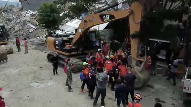 Disturbing pictures of earthquake aftermath in Indonesia