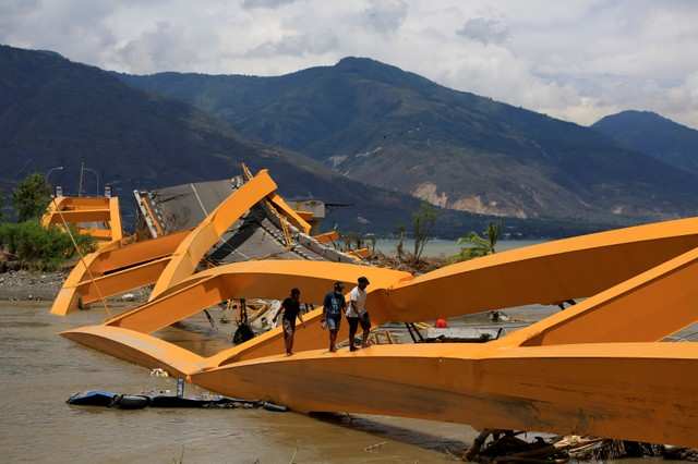 Disturbing pictures of earthquake aftermath in Indonesia