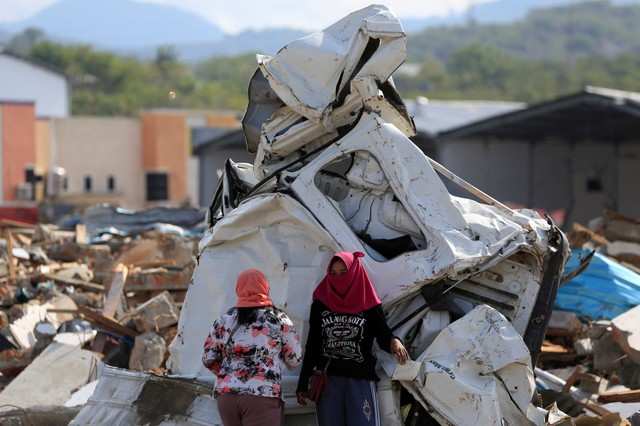 Disturbing pictures of earthquake aftermath in Indonesia