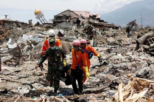 Disturbing pictures of earthquake aftermath in Indonesia