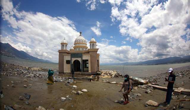 Disturbing pictures of earthquake aftermath in Indonesia