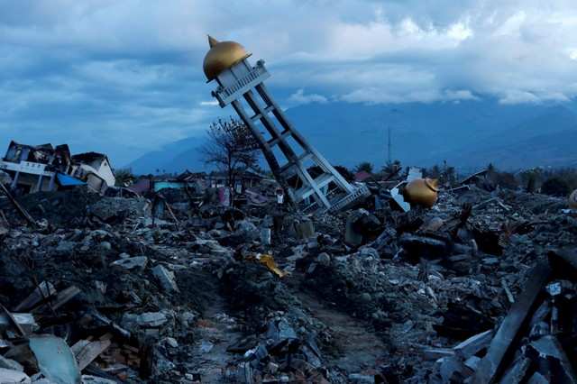 Disturbing pictures of earthquake aftermath in Indonesia