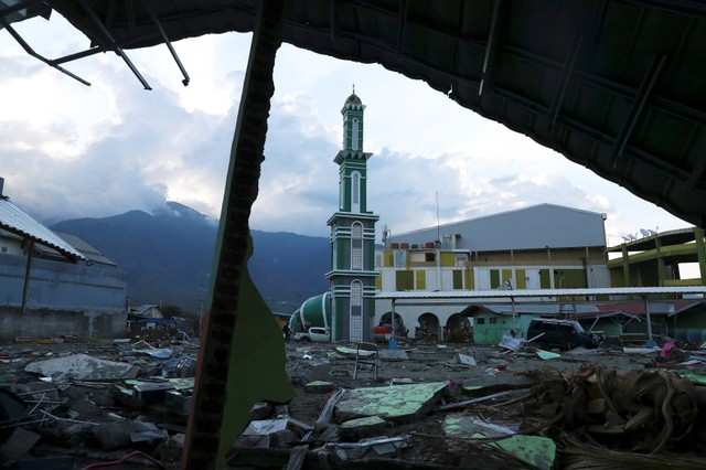 Disturbing pictures of earthquake aftermath in Indonesia