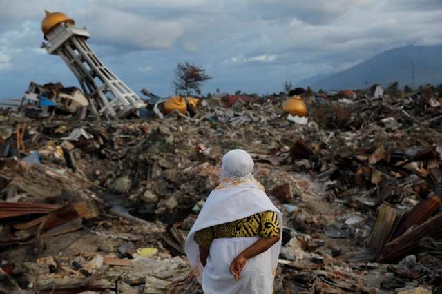 Disturbing pictures of earthquake aftermath in Indonesia