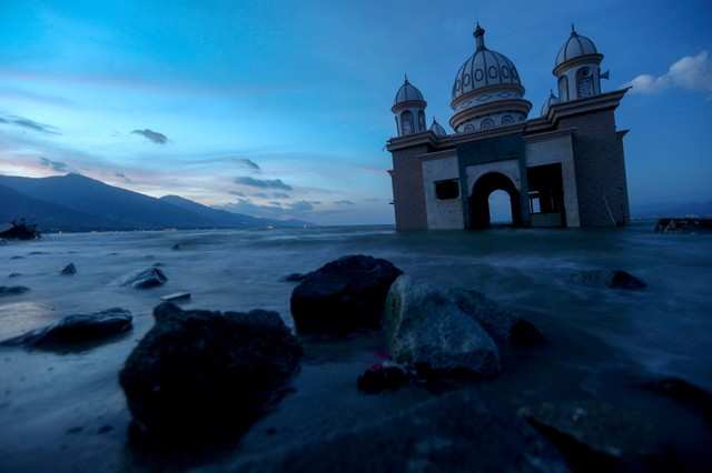 Disturbing pictures of earthquake aftermath in Indonesia