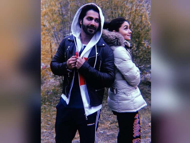 Varun Dhawan and Alia Bhatt pose for a cute picture in the chilling weather of Kargil