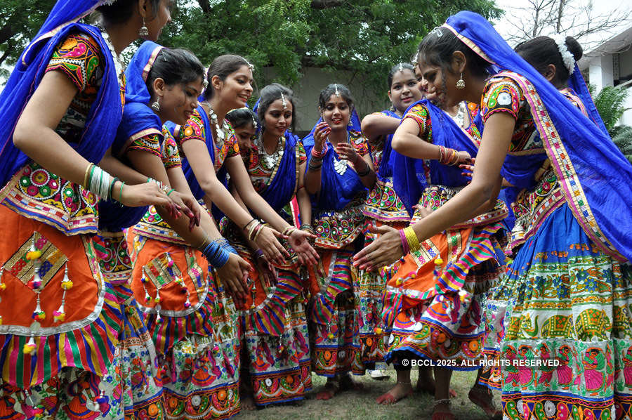 Garba & dandiya raas add Gujarati flavour to Navratri celebrations