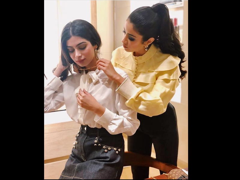 This adorable picture of Janhvi Kapoor and Khushi Kapoor will melt your hearts right away!