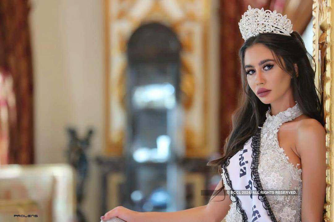 Beauty queen dethroned for clicking picture with Miss Earth Israel