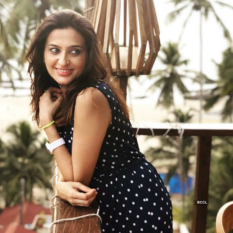 Smita Bansal sheds her demure image, turns heads in bikini