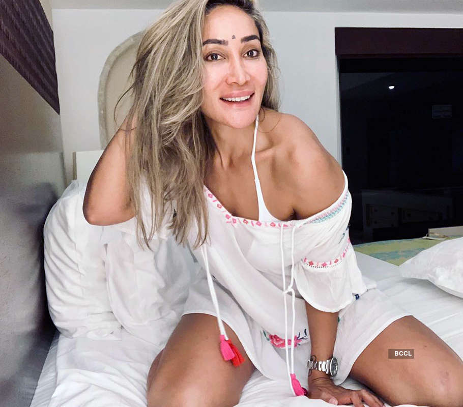 Controversial star Sofia Hayat teases fans with bold pictures