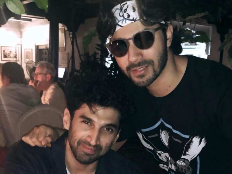 Photo: Varun Dhawan strikes a pose with 'Kalank' co-star 