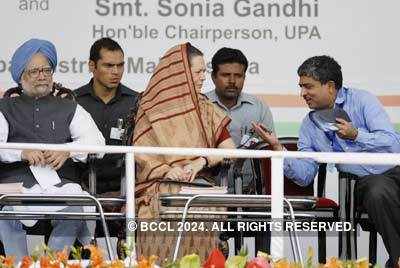 PM, Sonia launch UID cards
