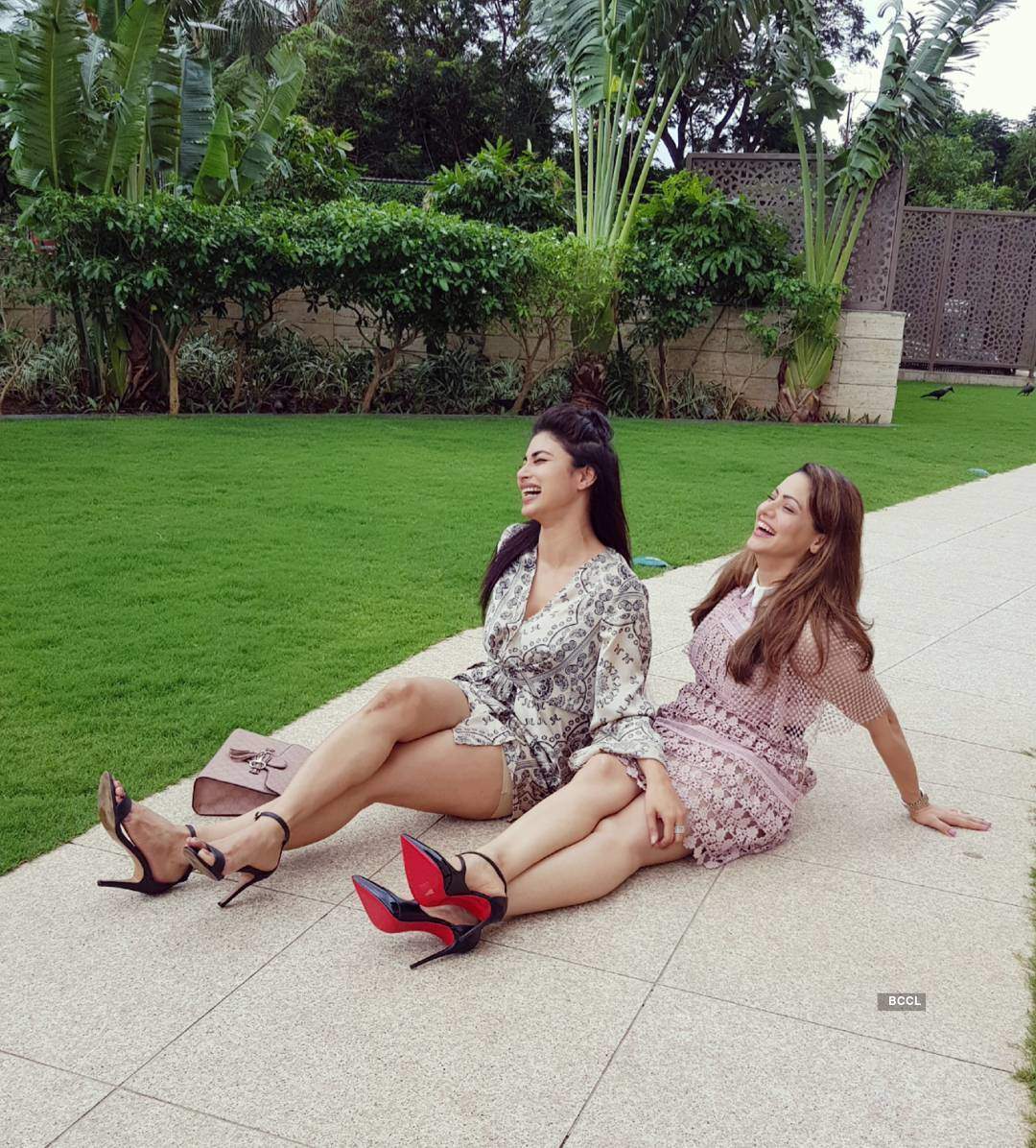 Aamna Sharif sets the temperature soaring with these pictures!