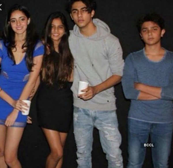 These pictures of SRK's son Aryan Khan from his graduation ceremony are breaking the internet