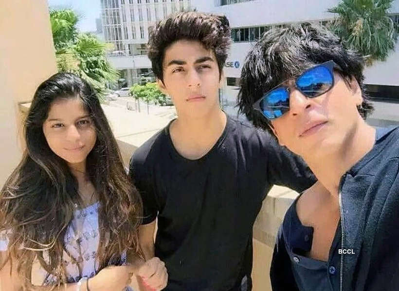 These pictures of SRK's son Aryan Khan from his graduation ceremony are breaking the internet