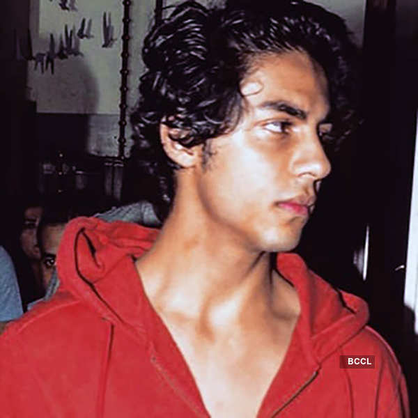 These pictures of SRK's son Aryan Khan from his graduation ceremony are breaking the internet