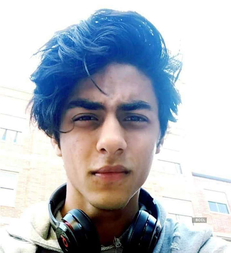 These pictures of SRK's son Aryan Khan from his graduation ceremony are breaking the internet