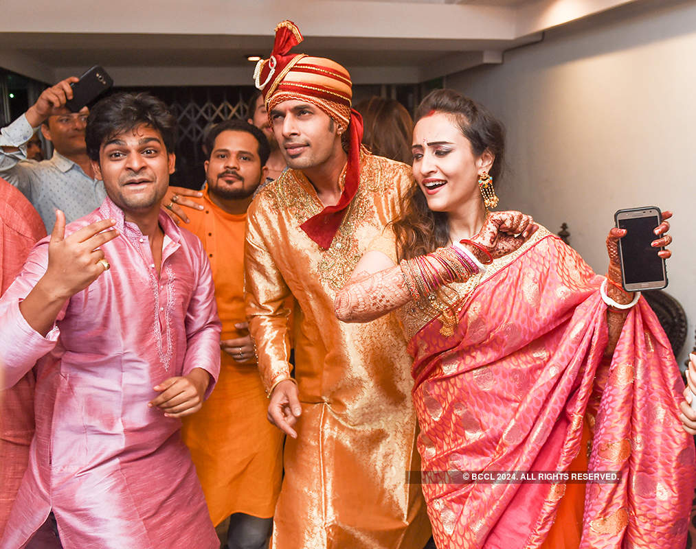 Pratyusha Banerjee's ex-beau Rahul Raj Singh breaks the dance floor on his wedding reception