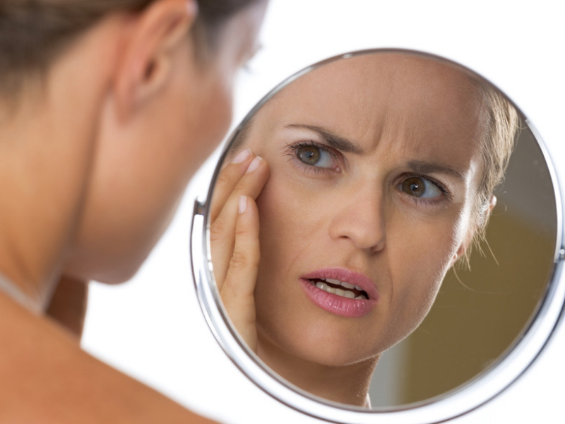 Yellow face or eyes - Puffy eyes, dry lips: What does these signs tells  about your health