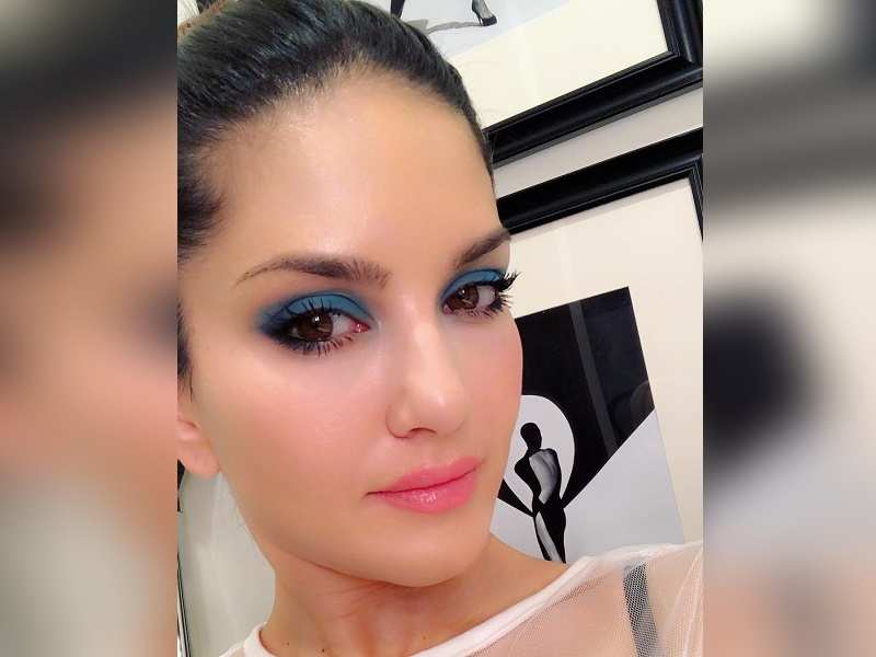 ​Sunny Leone looks beautiful in this make up selfie