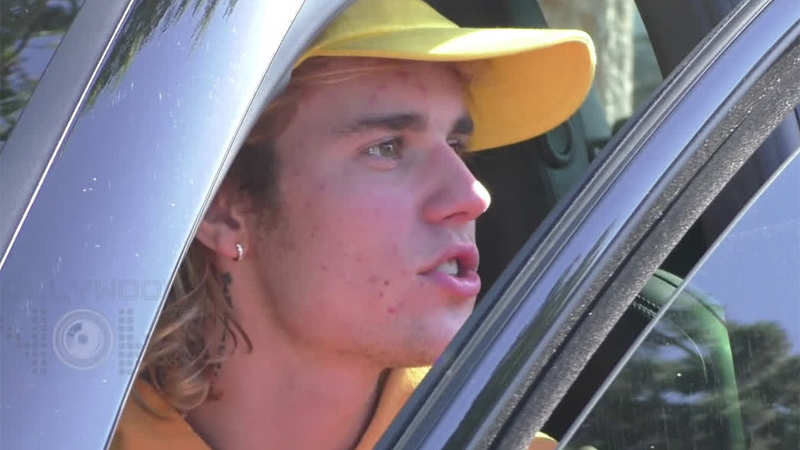   Angry Justin Bieber Cries to the Paparazzi, Teaches Ways of Filming 