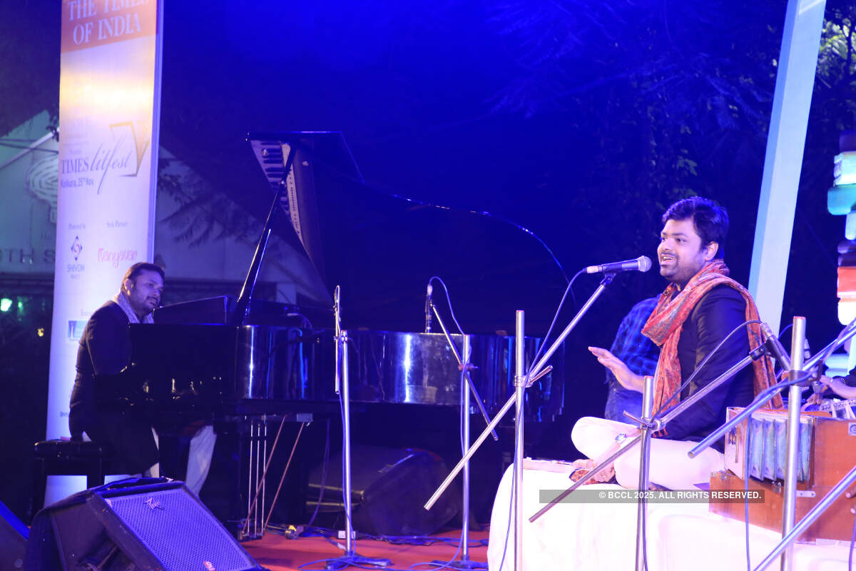 Sourendro Mullick and Soumyojit Das 