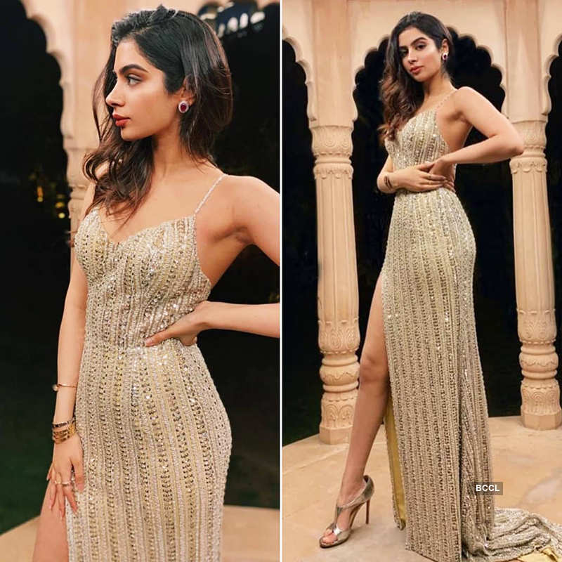 Khushi Kapoor’s captivating pictures in these trendy outfits are surely worth a thousand words!