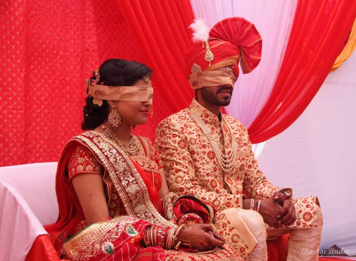 pune wedding: Blindfolded, techie couple gets married at ashram for  visually impaired elderly women