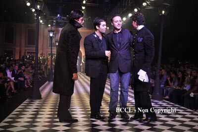 Amitabh Bachchan, Shah Rukh Khan and Hrithik Roshan walk the ramp ...