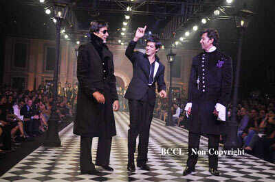 Amitabh Bachchan, Shah Rukh Khan and Hrithik Roshan walk the ramp ...