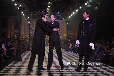 Amitabh Bachchan, Shah Rukh Khan and Hrithik Roshan walk the ramp ...