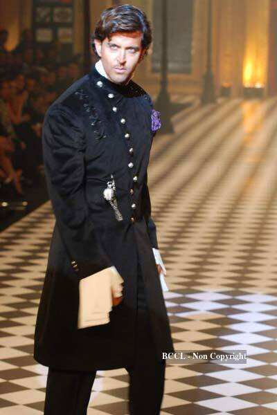 Amitabh Bachchan, Shah Rukh Khan and Hrithik Roshan walk the ramp ...