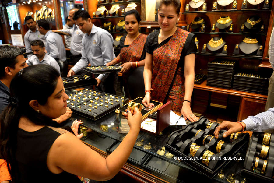 Gold hits 6-month high on growth fears, stock volatility