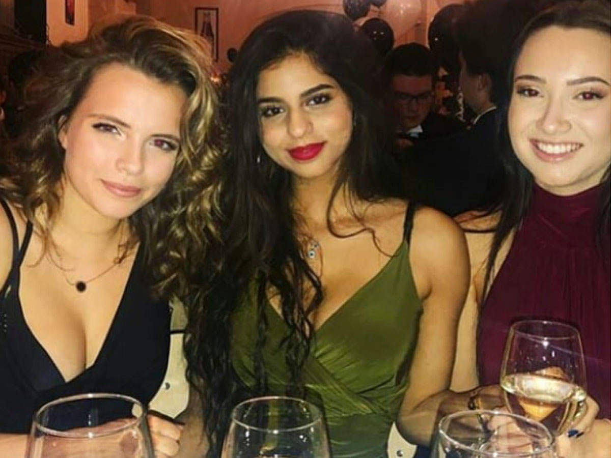 ​Photo: Suhana Khan parties it up with her gal pals