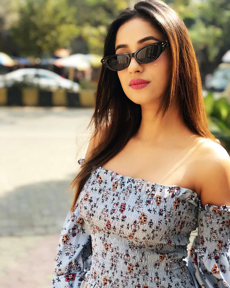 Glamorous pictures of Adhyayan Suman's ex-girlfriend Maera Mishra go viral