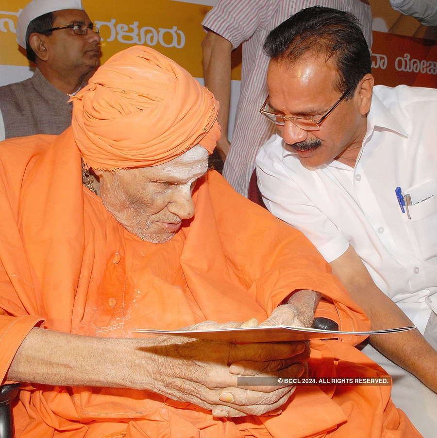 'The Walking God' Shivakumara Swamiji dies at 111