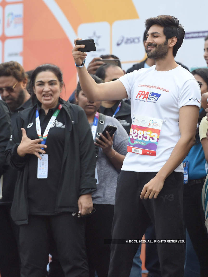 Celebs flag off Mumbai Marathon 2019