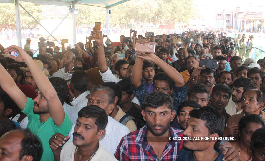 Thousands pay homage to Tumakuru seer Shivakumara Swamiji 