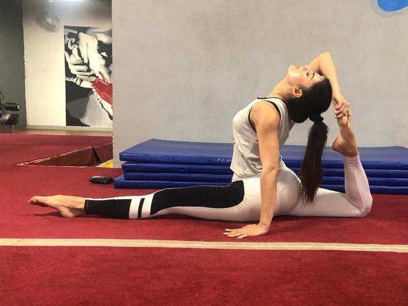 ​​Photo: Jacqueline Fernandez takes the split challenge, pulls out a flexible stretch