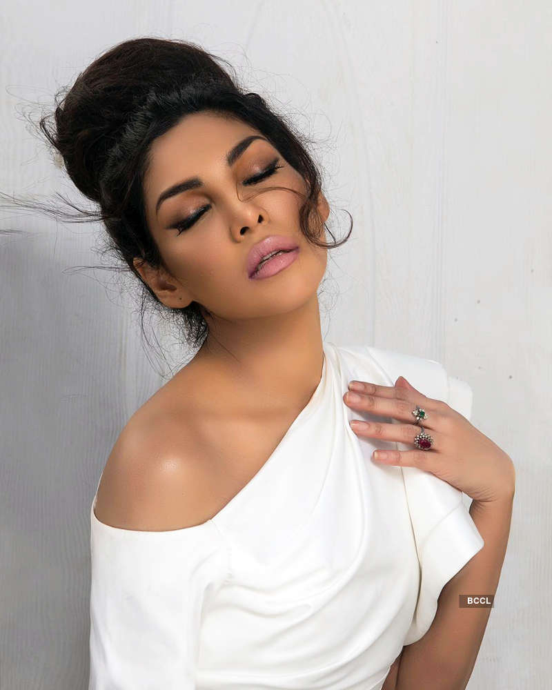 Viral pictures of Pakistani Priyanka Chopra, Zhalay Sarhadi