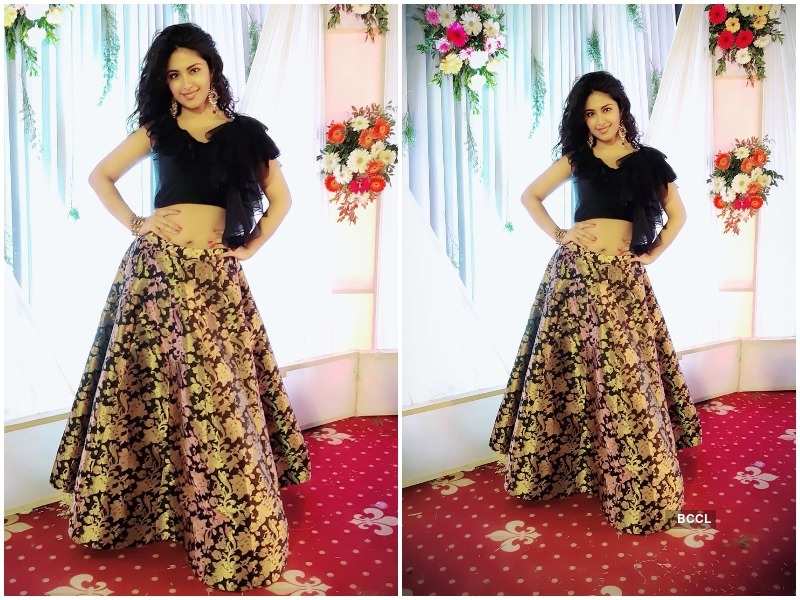 Gold skirt black outlet crop top