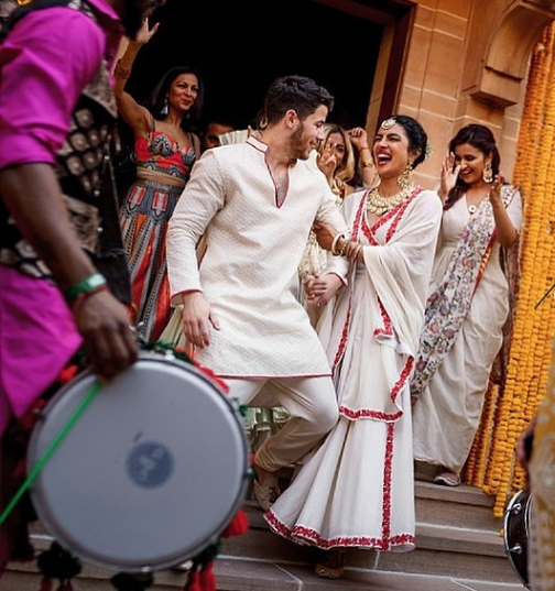   sf" title = "sf" /> </div>
<p>  In one of the pictures, we can see Priyanka blushing looking at Nick's torn Kurta. The actress is ravishing with Mehendi in her hands. In the photo, we can see the pleasure that these two have fun during their ceremony.<br />

</div>
</pre>
</pre>
[ad_2]
<br /><a href=