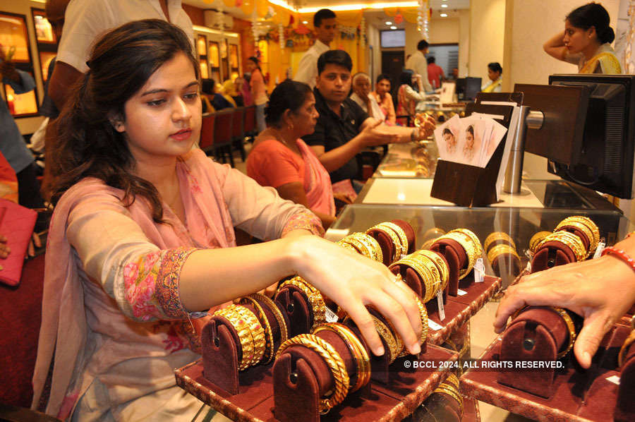 Gold prices rise by Rs 100 at Rs 33,750/10 gm on firm trend overseas