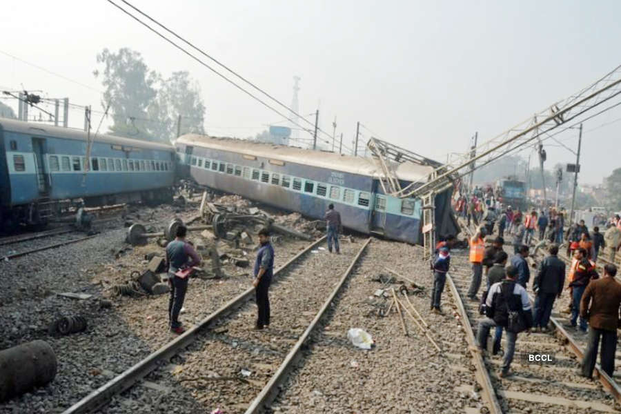 6 killed as 11 coaches of Seemanchal Express derail in Bihar