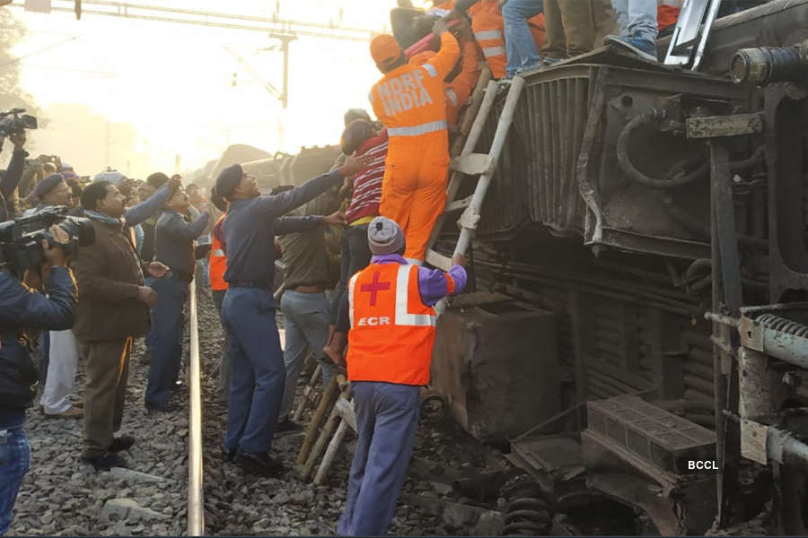 6 killed as 11 coaches of Seemanchal Express derail in Bihar