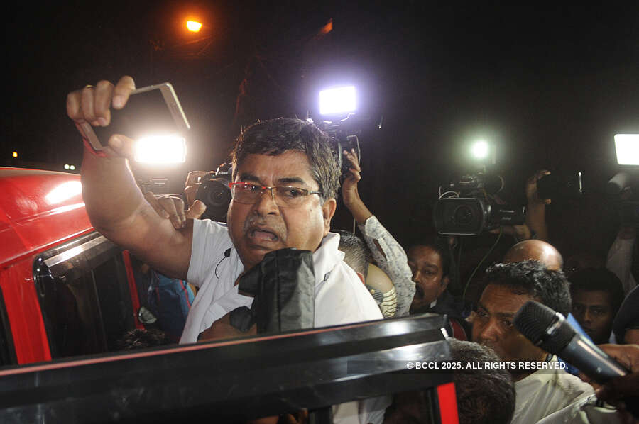 See how Kolkata police drag CBI officials to thana