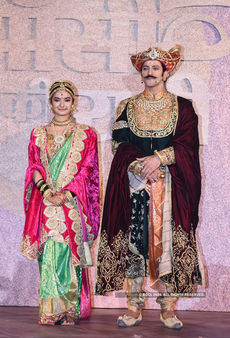 Anushka Sen and Vikkas Manaktala pose for the lensman during the ...