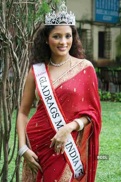 Unveiling of Gladrags 'Mrs. India'