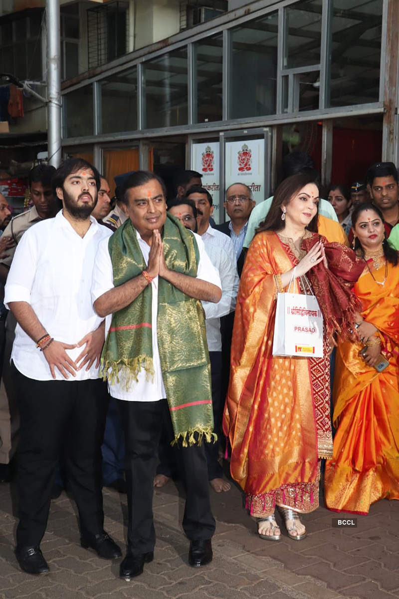 Pictures of famous personalities at shrines